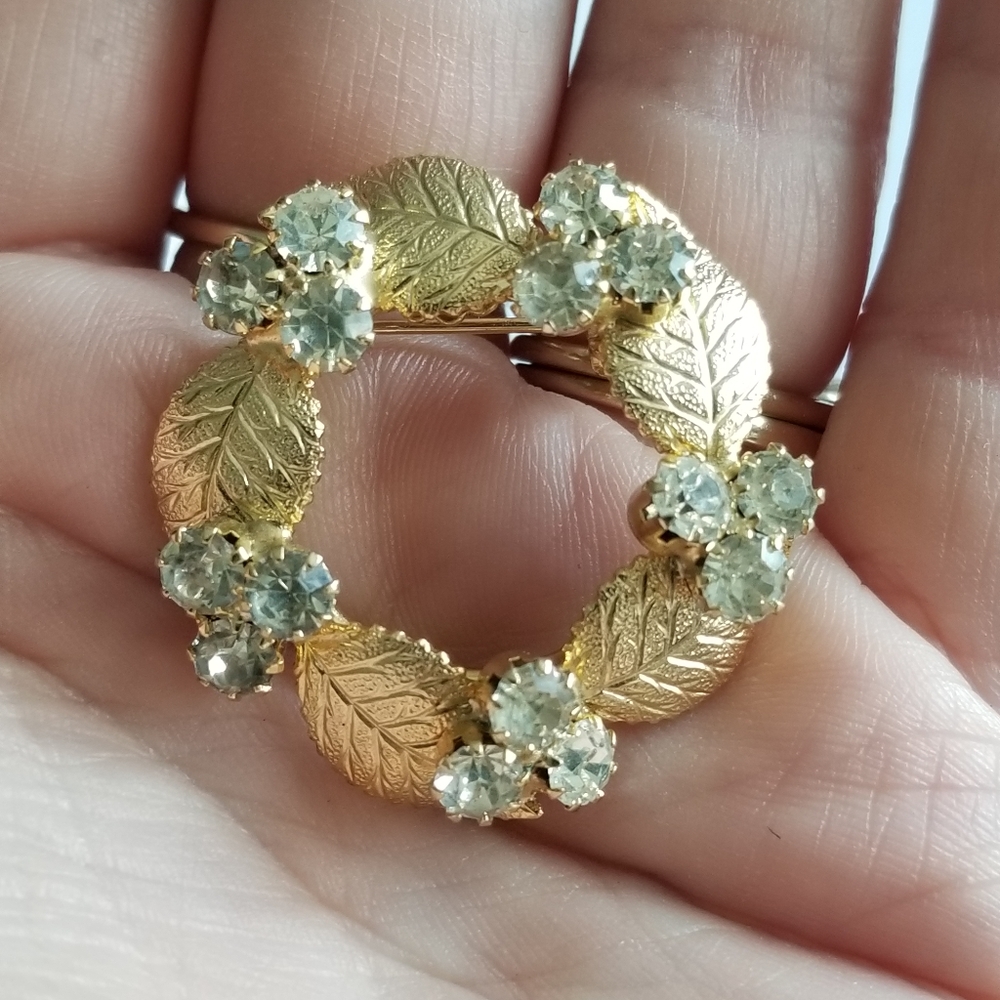 Vintage brooch leaves and clear rhinestones broach pin gold tone circle - Picture 6 of 8